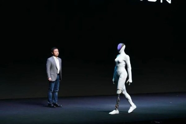 信钰证券  人形机器人里藏真人? 何小鹏哽咽回应, 现场剪腿部覆盖件, “说实话我有点心酸”